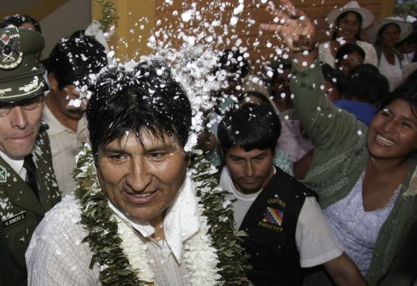 Moralese zahrnují Bolivijci přízní a konfetami.